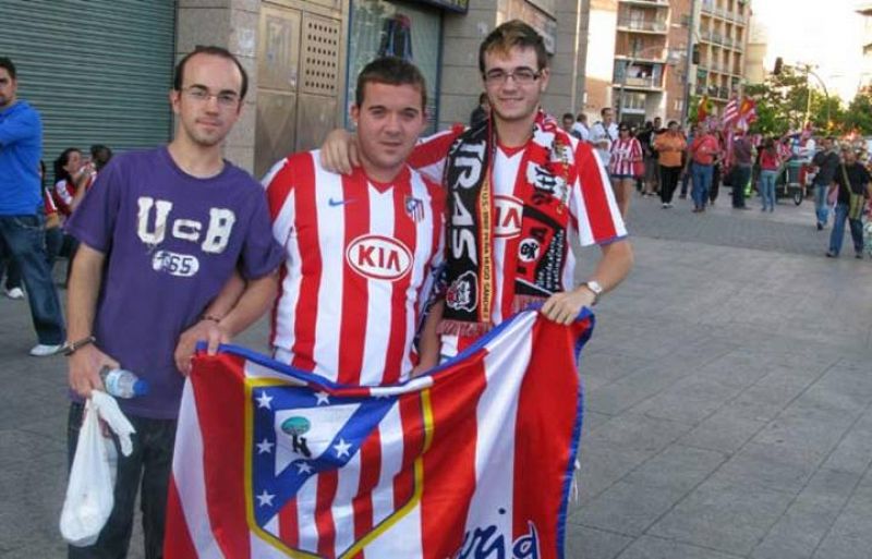 La marea rojiblanca inundó los alrededores del Vicente Calderón.