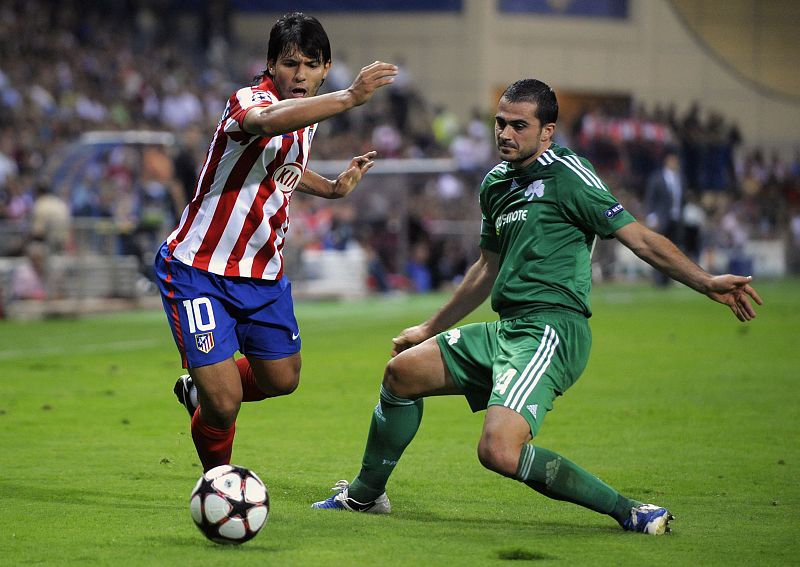 El kun Agüero junto a Loukas Vintra, el autor del gol en propia puerta.