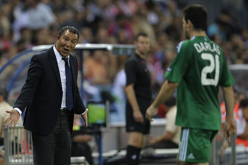 El técnico del Panathinaikos, Ten Cate, da órdenes a Filippos Darlas durante el transcurso del partido.