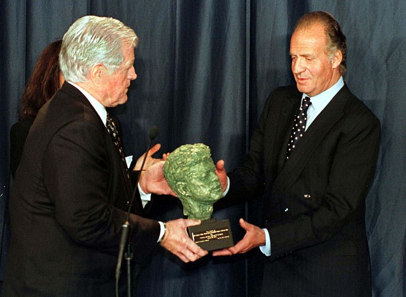 SENATOR TED KENNEDY GIVES JFK BUST TO KING JUAN CARLOS OF SPAIN