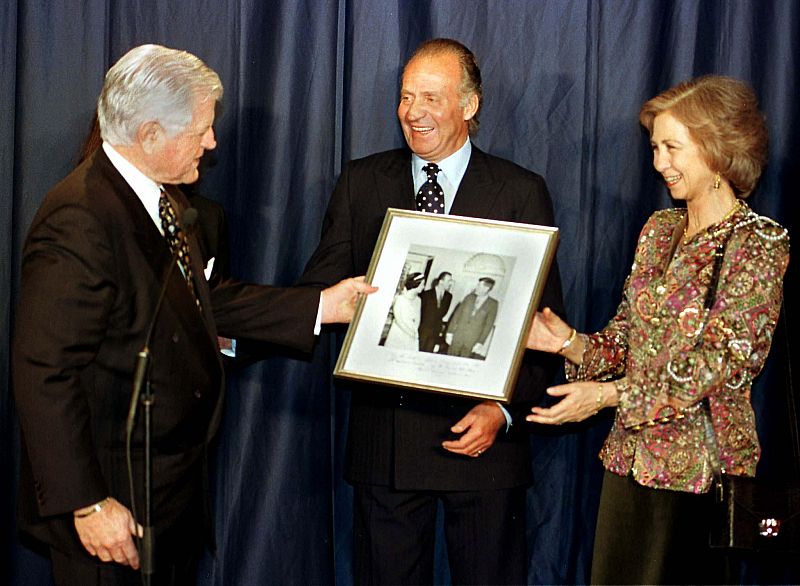 TED KENNEDY GIVES PICTURE TO KING JUAN CARLOS AT JFK LIBRARY