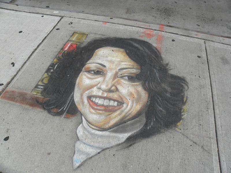 UN ARTISTA PINTA UN RETRATO DE LA JUEZA SOTOMAYOR EN UNA CALLE DE NUEVA YORK