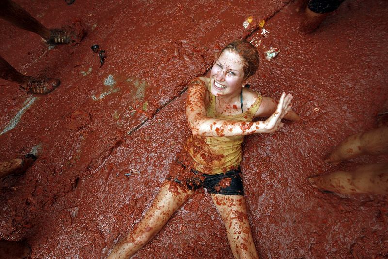 Joven tendida en el suelo