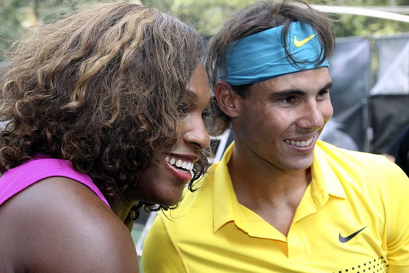 Nadal y Serena Williams intercambian comentarios mientras observan a los niños a los que enseñaban cómo mejorar sus golpes.