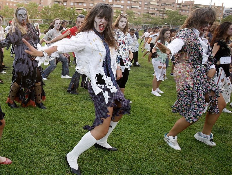 Cientos de zombis baten un Guiness bailando 'Thriller' en Barcelona