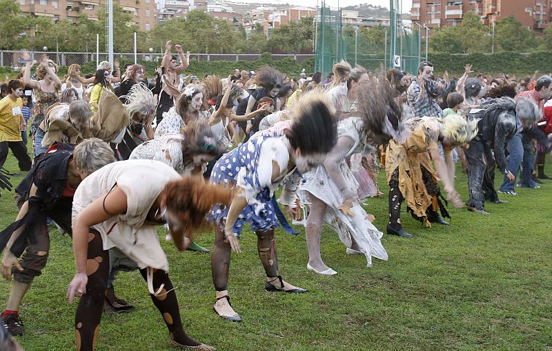 Cientos de zombis baten un Guiness bailando 'Thriller' en Barcelona