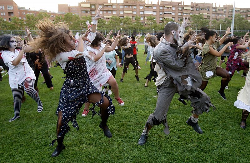 Cientos de zombis baten un Guiness bailando 'Thriller' en Barcelona