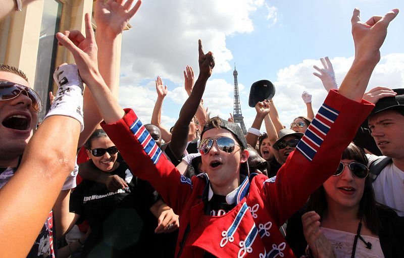 HOMENAJE DE FANS FRANCESES EN EL DÍA EN EL QUE MICHAEL JACKSON HABRÍA CUMPLIDO 51 AÑOS