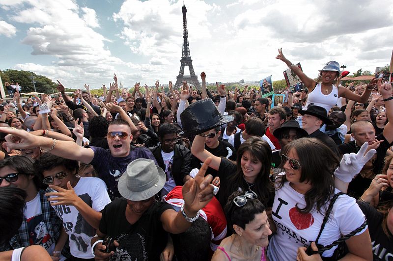 HOMENAJE DE FANS FRANCESES EN EL DÍA EN EL QUE MICHAEL JACKSON HABRÍA CUMPLIDO 51 AÑOS