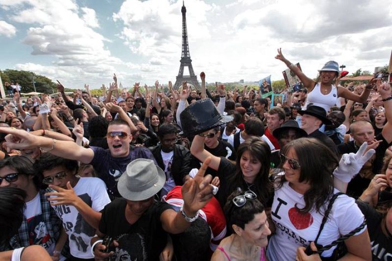 HOMENAJE DE FANS FRANCESES EN EL DÍA EN EL QUE MICHAEL JACKSON HABRÍA CUMPLIDO 51 AÑOS