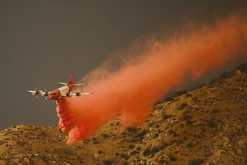 UN INCENDIO INCONTROLADO AMENAZA 10.000 VIVIENDAS AL NORTE DE LOS ÁNGELES