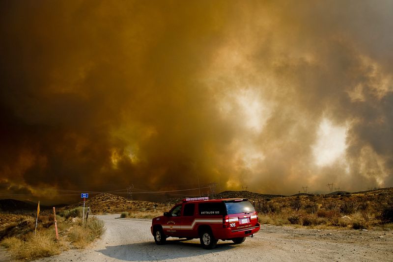 UN INCENDIO INCONTROLADO AMENAZA 10.000 VIVIENDAS AL NORTE DE LOS ÁNGELES