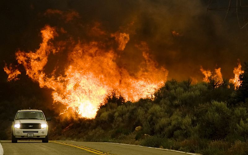UN INCENDIO INCONTROLADO AMENAZA 10.000 VIVIENDAS AL NORTE DE LOS ÁNGELES