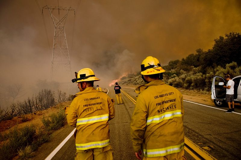 UN INCENDIO INCONTROLADO AMENAZA 10.000 VIVIENDAS AL NORTE DE LOS ÁNGELES
