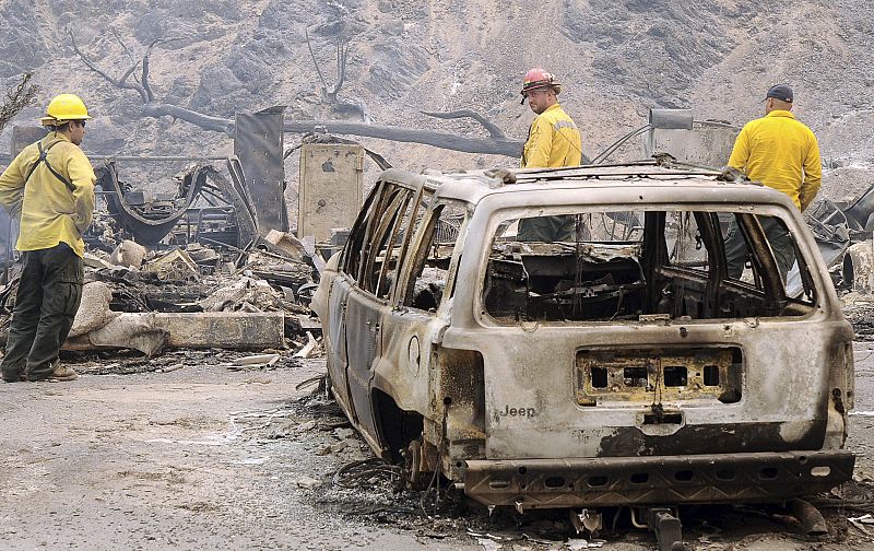 Los bomberos evalúan la situación en el Cañón 'Big Tujunga' tras el paso de las llamas.