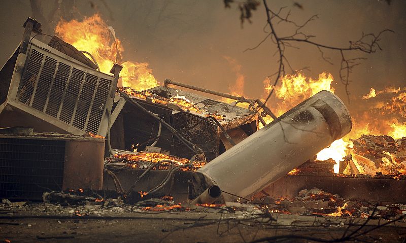 Las llamas han quemado parte de una estación de bomberos situada al norte de Los Ángeles.