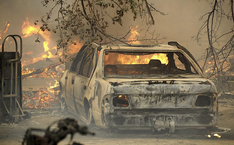 El fuego ha arrasado a su paso con casas y propiedades en Acton, California.