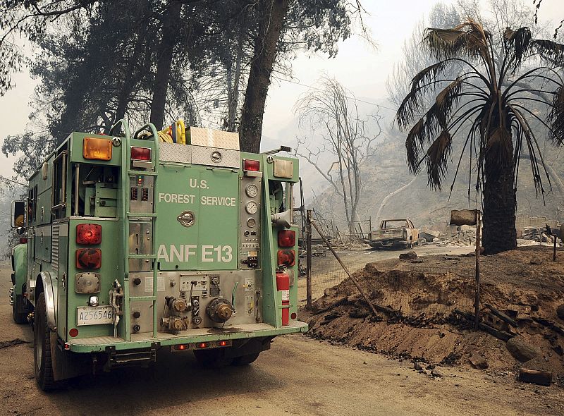 El Servicio forestal estadounidense, en las labores de extinción del incendio.