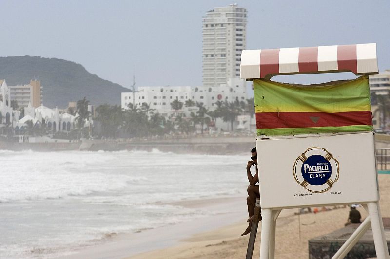 Un socorrista en la playa de Mazatlán en la costa del Pacífico