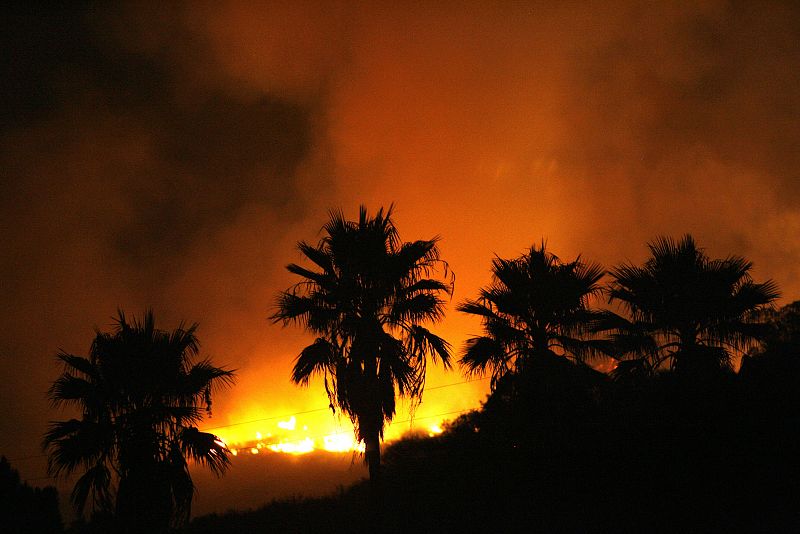 Los bomberos han luchado contra el fuego durante toda la noche en la zona de Tujunga, en Los Ángeles.