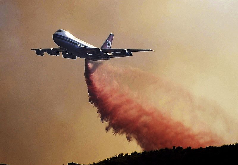 Un Evergreen 747 Supertanker ayuda en las operaciones aéreas contra el fuego en California.