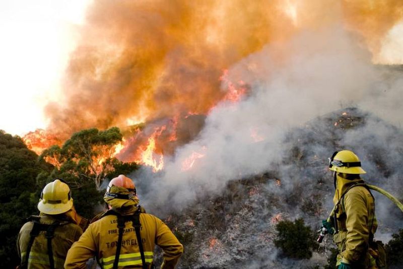 Los bomberos combaten un incendio en La Crescenta, California.