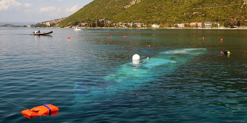 MUEREN 17 PERSONAS AHOGADAS AL HUNDIRSE UN BARCO EN UN LAGO DE MACEDONIA