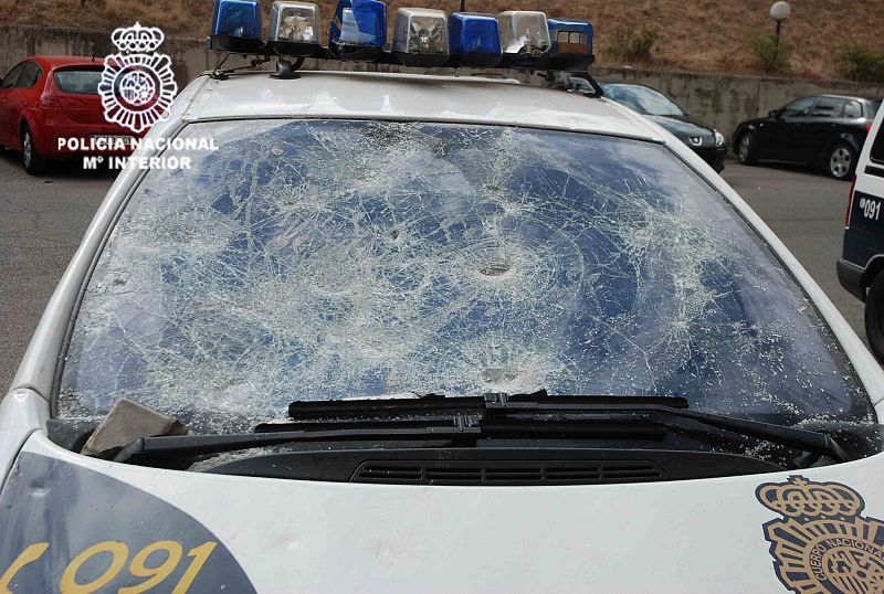 Los detenidos han roto las lunas de coches policiales.