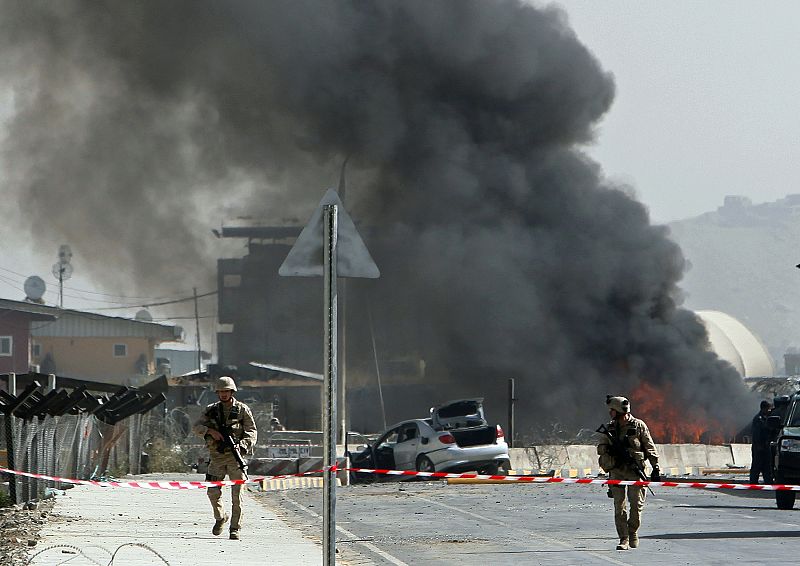 Soldados de la OTAN vigilan el lugar de la explosión