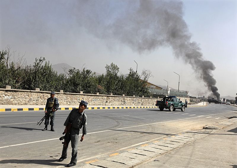 Policías afganos bloquean una carretera