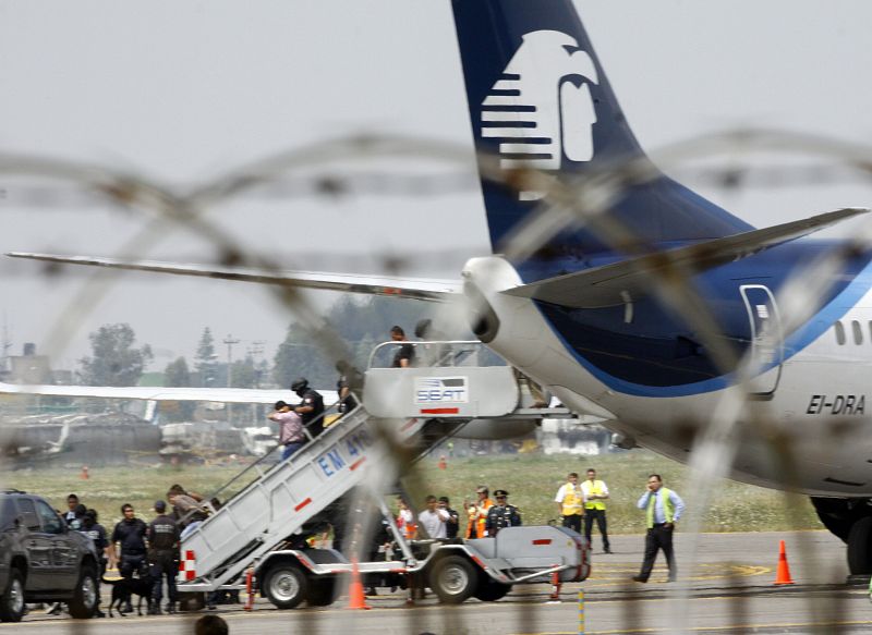 FUERZAS DE SEGURIDAD MEXICANAS TOMAN AERONAVE Y CAPTURAN A SECUESTRADORES