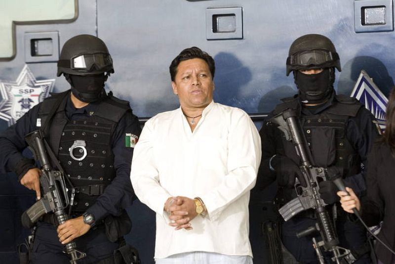 El detenido, con antecedentes penales en su país donde estuvo en prisión por asalto a mano armada, amenazó con hacer estallar unos explosivos si no era atendido por el presidente del país, Felipe Calderón. 