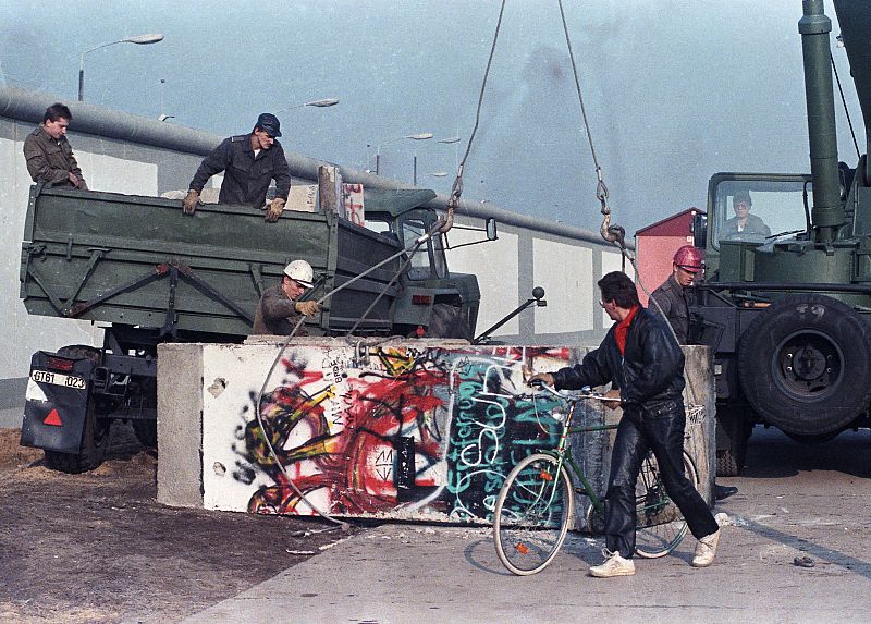 Trabajadores de la República Democrática Alemana desmontan el Muro de Berlín el 14 de noviembre de 1989.