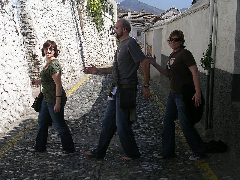 Juan y sus amigas hacen 'el Beatle' en una calle evidentemente más pequeña.