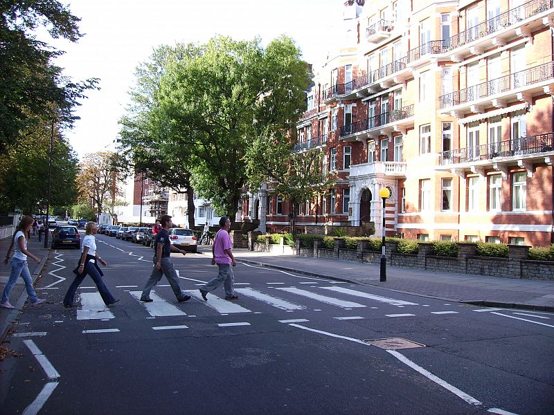 "Esta es mi familia el dia que cumplimos nuestro sueño: viajar a tierras inglesas y recorrer cada punto de la geografia inglesa que implique a The Beatles".