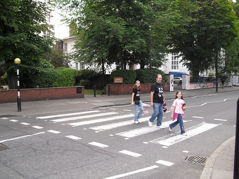 "Os envío nuestra particular portada de Abbey Road cruzando con mis hijas este verano de 2009. Es nuestro pequeño homenaje a The Beatles"