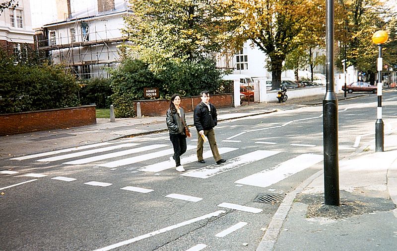 Cruzando y mirando a cámara