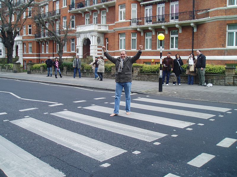 Como un campeón, cruzando el paso.