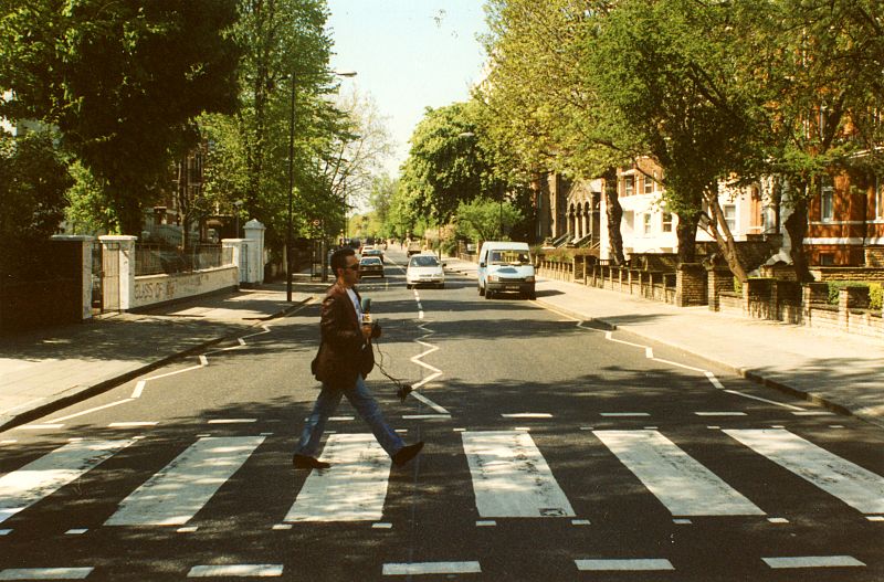 Con el micro, sobre Abbey Road