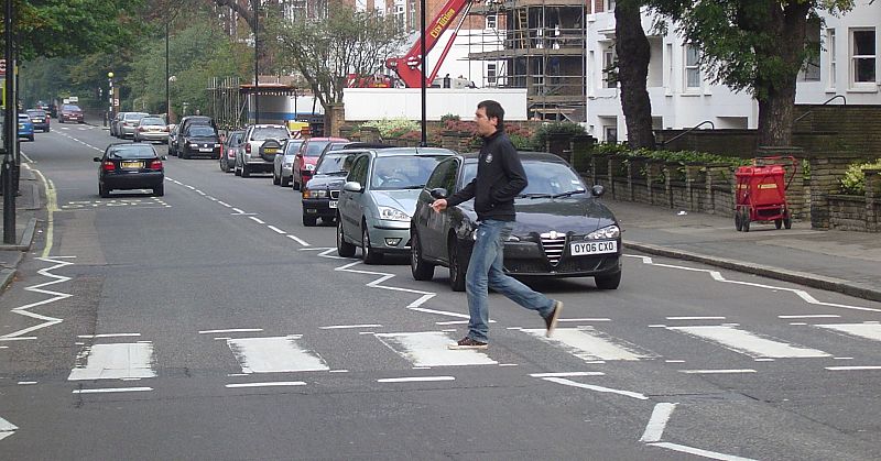 Aaquí me teneís cruzando el paso original de abbey road y jodiendo la circulación....
