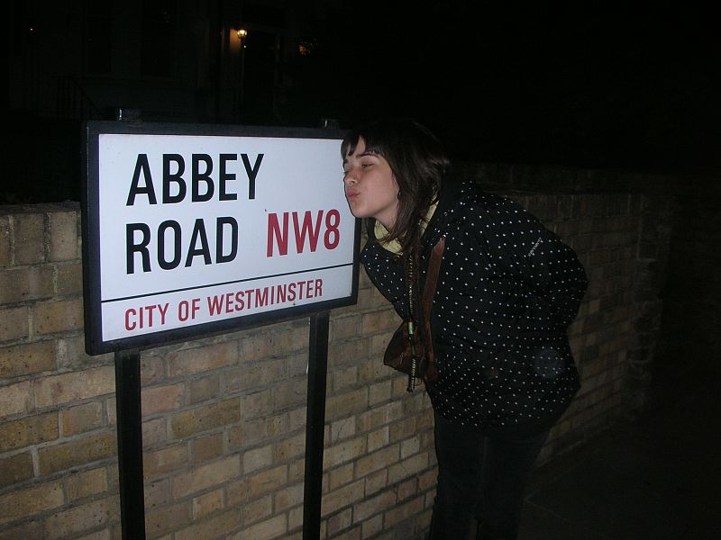 Es Abbey Road, pero hecha des de los estudios, es decir al reves de la foto original xD lo siento por la claridad de la fotografia.