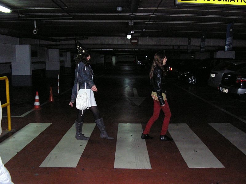 Hasta en un párking se puede improvisar un "Abbey Road" (aunque falten dos) xD