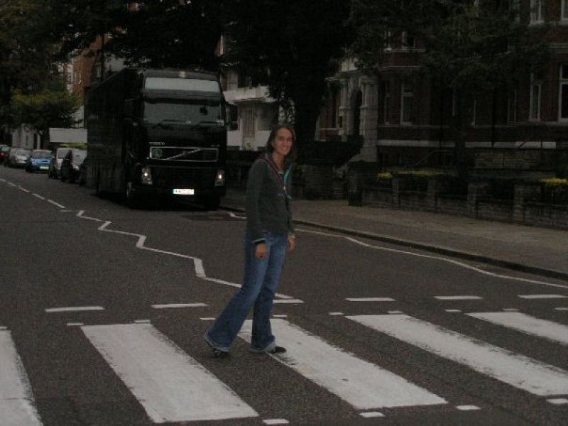 ¡¡Yo en Abbey Road!! Aunque han pasado ya unos añitos (6 concretamente) de la foto, sigo emocionándome cada vez que me veo en el mismo sitio que estaban ellos.