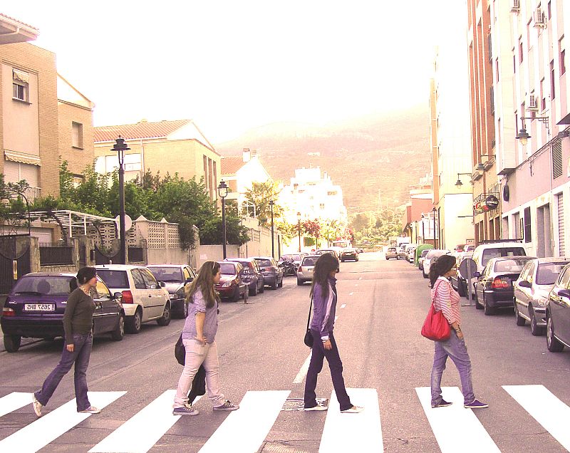 Mis amigas y yo emulando a los Beatles en un paso de cebra de mi ciudad!