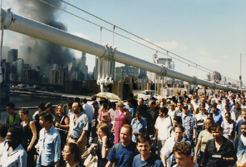 Los trabajadores del centro financiero salieron a pie de la isla de Manhattan tras el choque de los aviones.