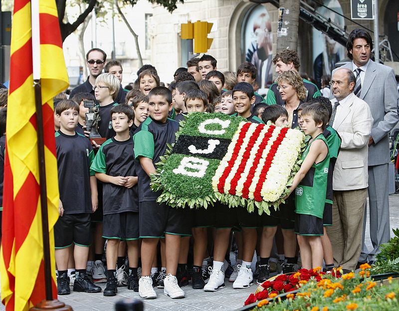 Varios chavales de las categorías inferiores del Joventut de Badalona, durante la ofrenda florar en el monumento de Rafael de Casanovas.