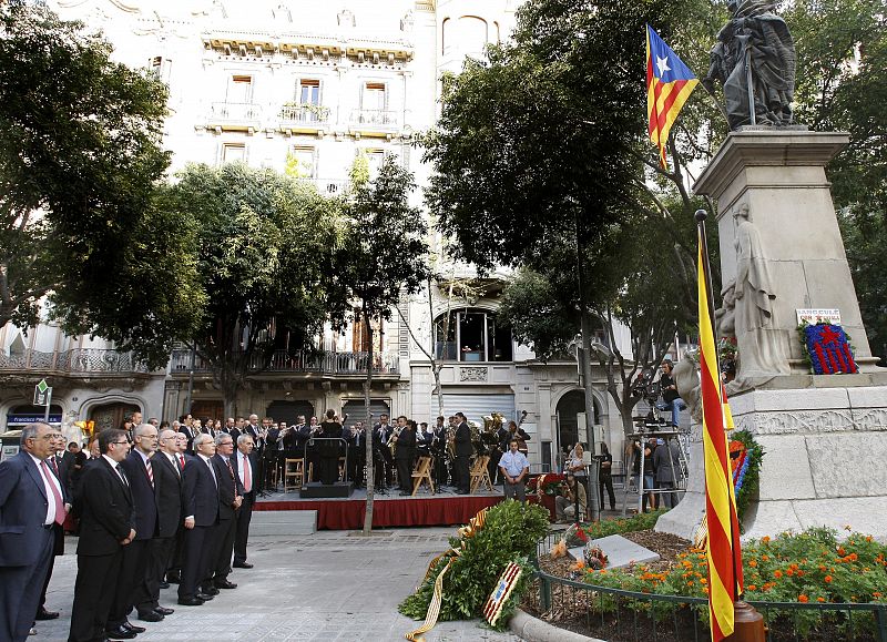 Los miembros del Gobierno catalán durante la ofrenda floral durante la ofrenda floral