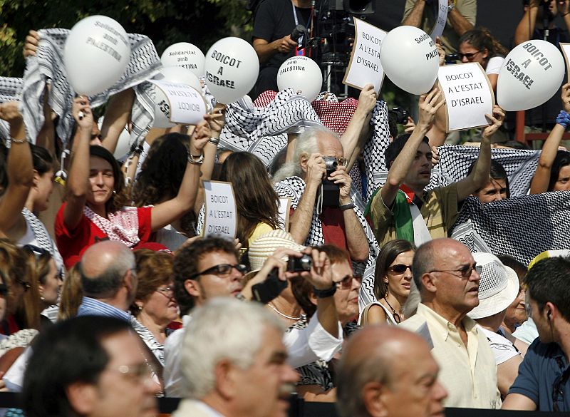 Medio centenar de activistas de la Plataforma Aturem la Guerra intentan boicotear a la cantante israelí Noa.