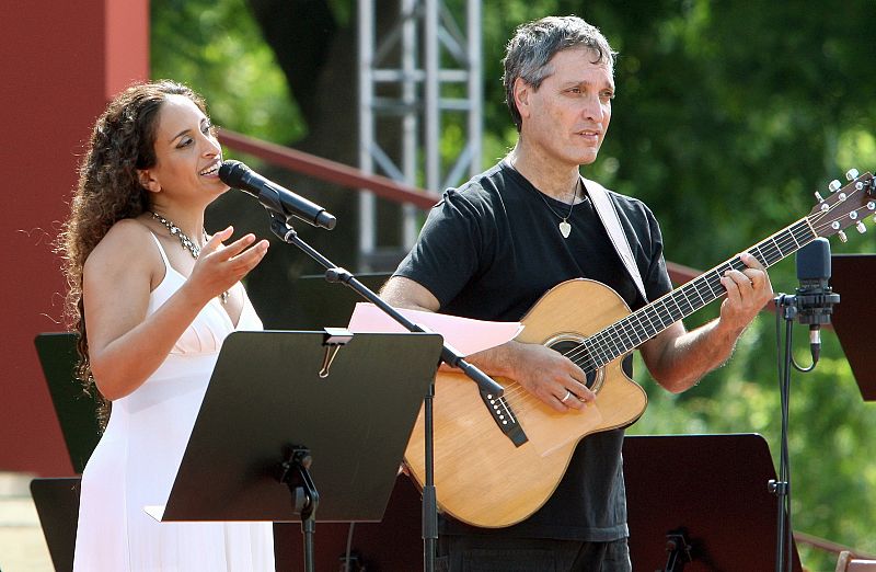 La cantante israelí Noa, durante su actuación en el acto institucional de la Diada.