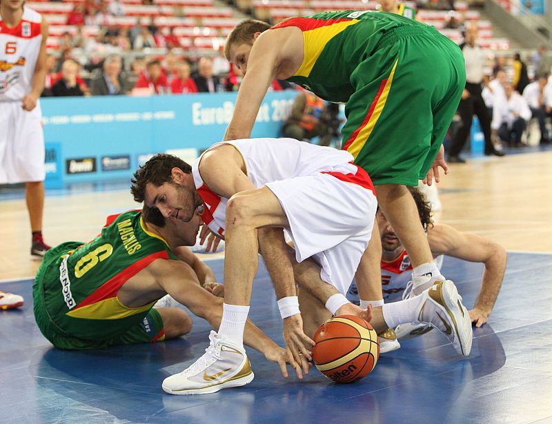 Rudy lucha el balón en el suelo ante Maciulis y Javtokas. El inicio de partido de España no se ha caracterizado por el orden.